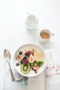Bol de flocons d'avoine idéal pour savoir quoi manger avant sport pour une énergie durable