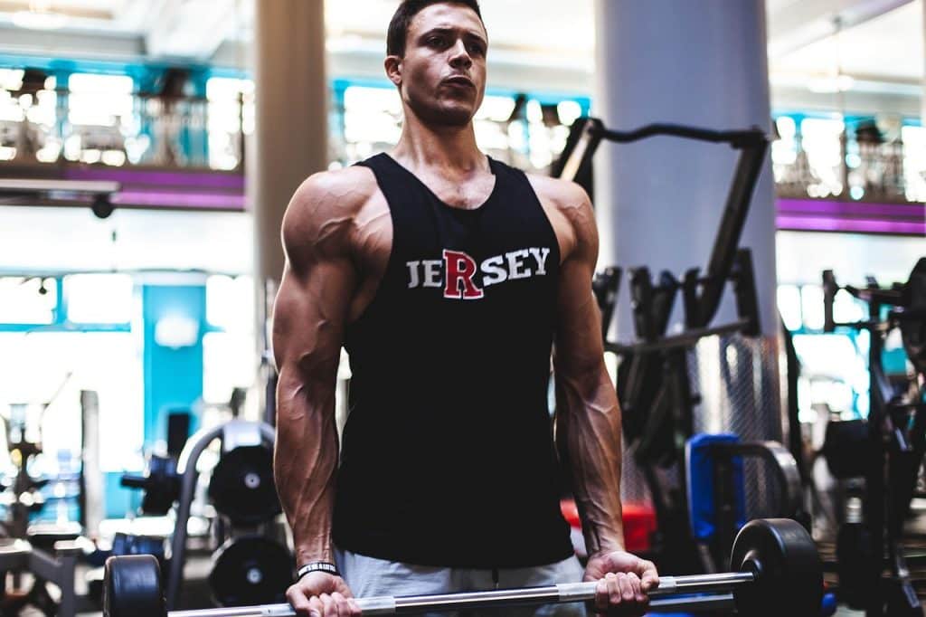Coach sportif expliquant combien de séances de musculation par semaine sont idéales pour progresser