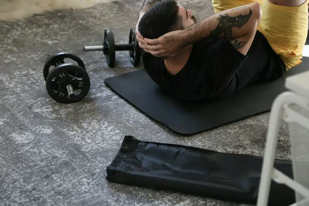 homme sur le sol qui commence le sport à la maison