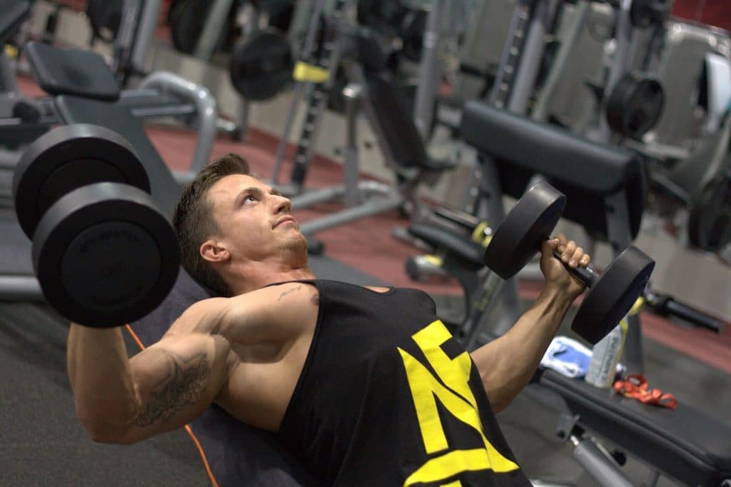 Athlète en train de faire une séance de musculation pour optimiser la prise de muscle