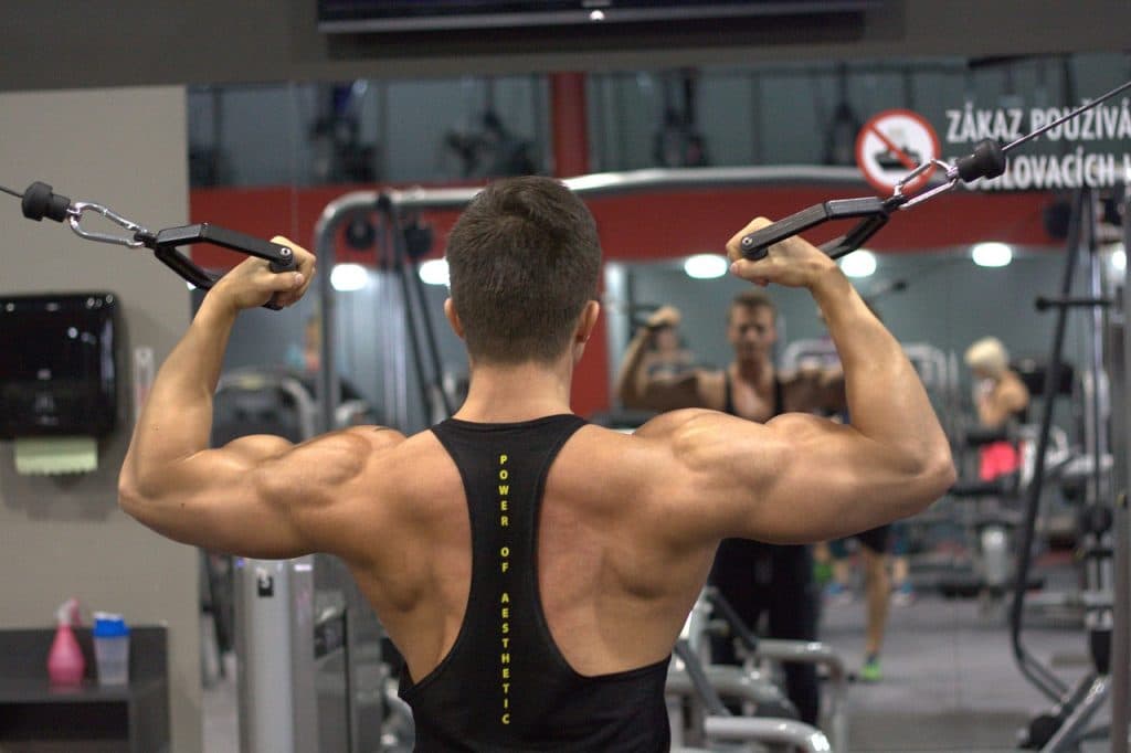 Athlète effectuant un programme pour prise de muscle