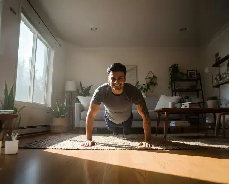 Homme qui commence le sport à la maison en faisant des pompes sur un tapis de sol dans son salon