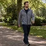 homme pratiquant la marche japonaise