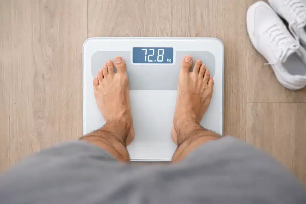 balance pour vérifier les résultats de la perte de ventre à la maison
