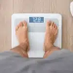 balance pour vérifier les résultats de la perte de ventre à la maison