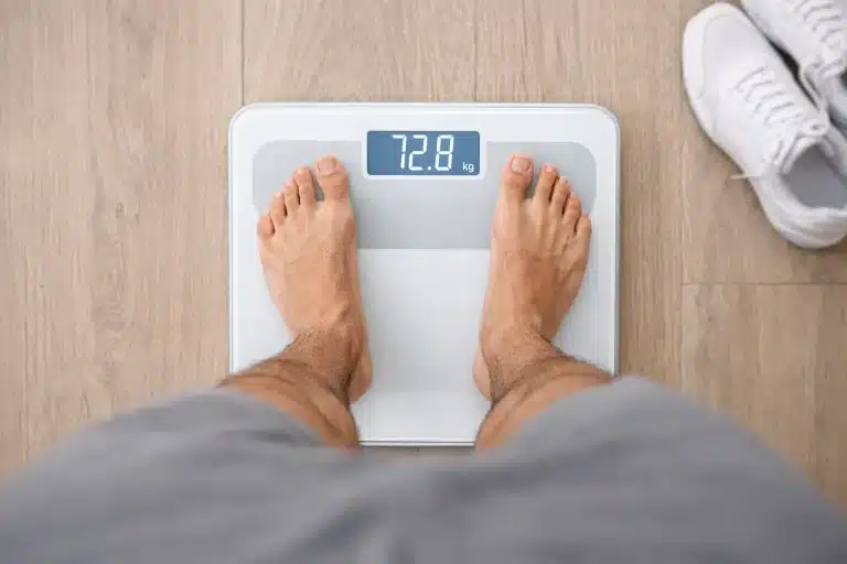 balance pour vérifier les résultats de la perte de ventre à la maison