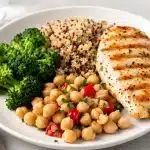 assiette de recettes protéinées avec poulet grillé quinoa et brocoli