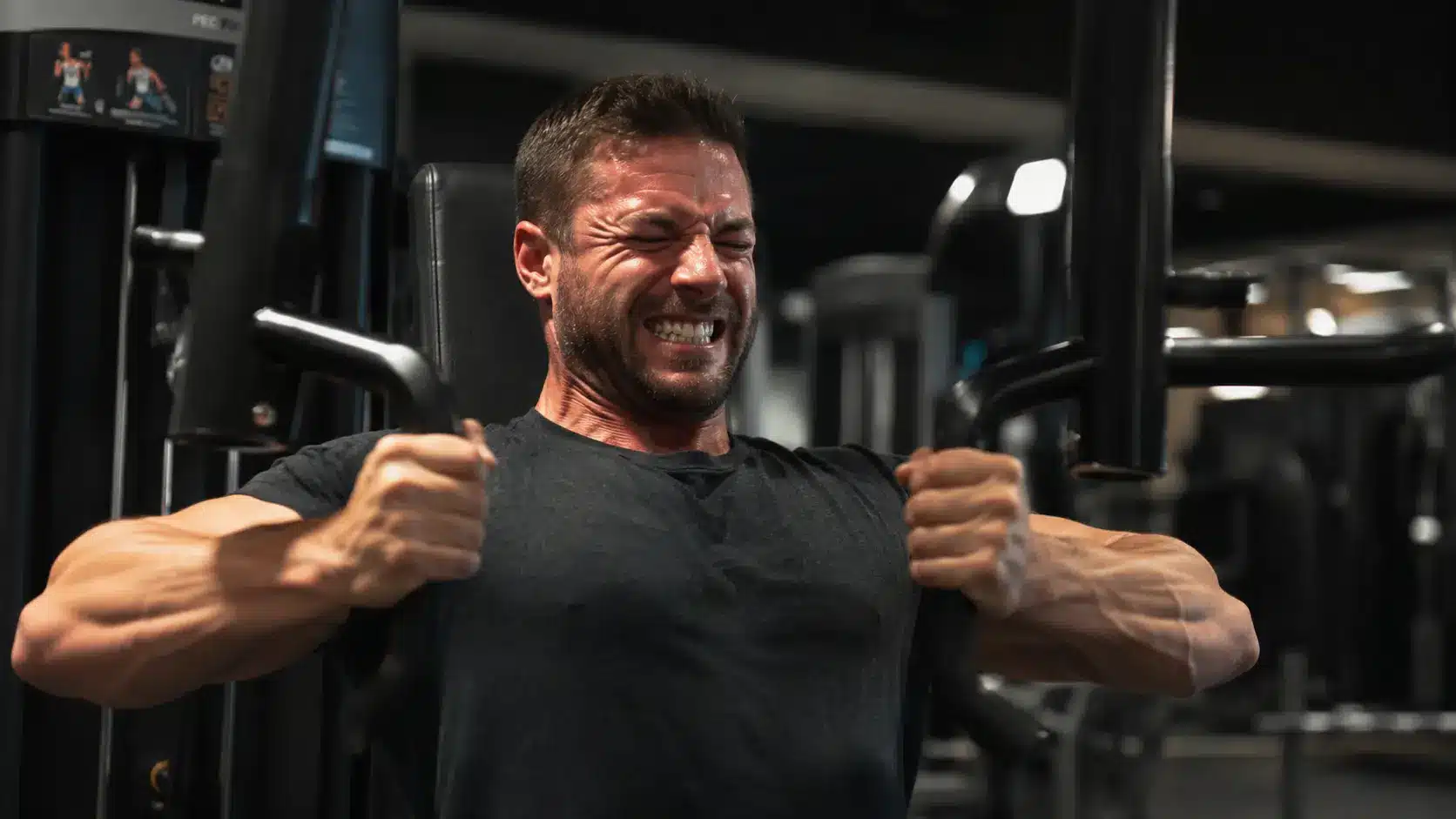 Athlète en salle de musculation réalisant une série à l’échec musculaire avec une intensité maximale
