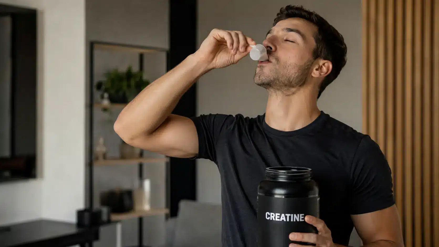 Homme prenant une dose de créatine monohydrate avant son entraînement