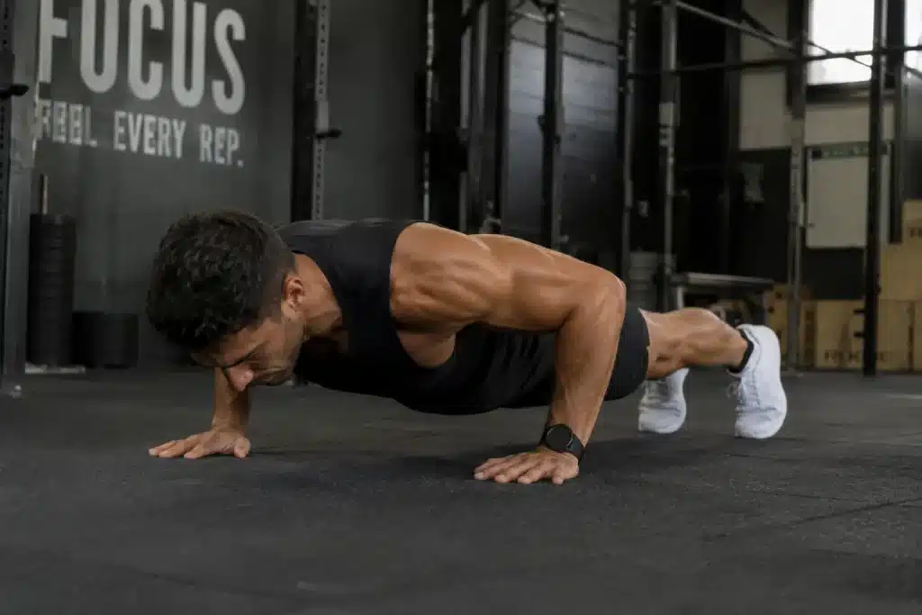 Homme effectuant des pompes au sol pendant une séance de CrossFit cindy