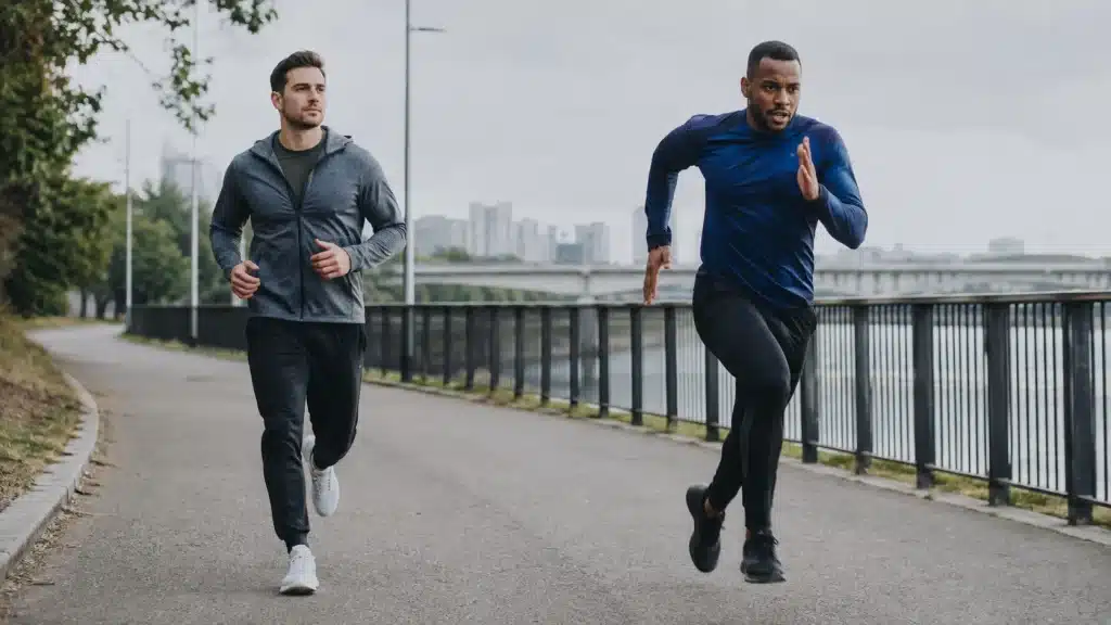 Deux hommes courant, l’un en sprint et l’autre à allure modérée pour comparer sprint et cardio