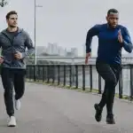 Deux hommes courant, l’un en sprint et l’autre à allure modérée pour comparer sprint et cardio
