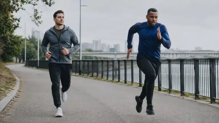 Deux hommes courant, l’un en sprint et l’autre à allure modérée pour comparer sprint et cardio