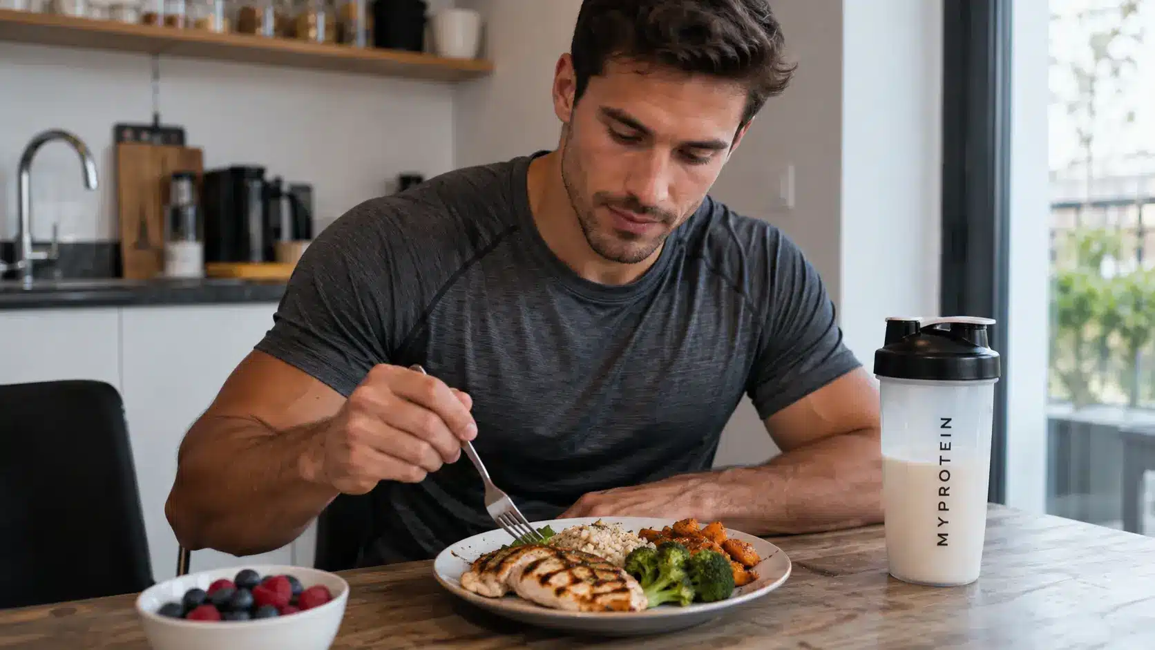 Homme mangeant un repas riche en protéines avec poulet, riz et légumes