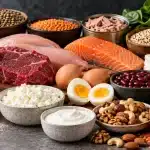 Rayon de supermarché présentant des yaourts, boissons et aliments riches en protéines